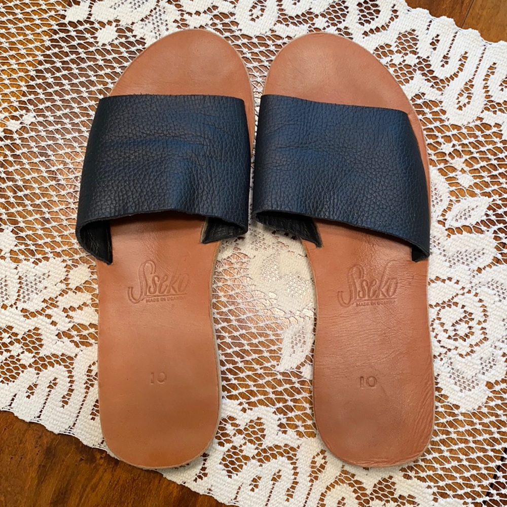 Sseko classic slide sandal in black and camel